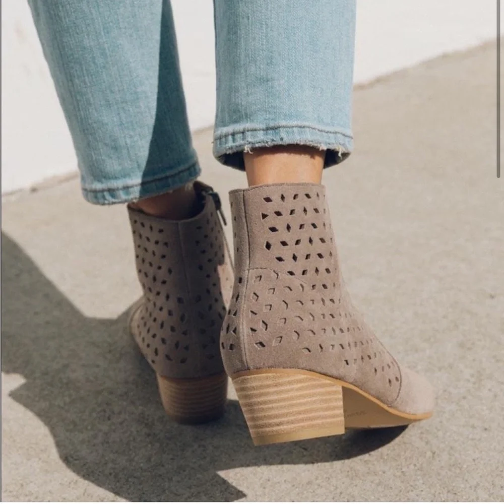 Soludos Lola taupe suede Perforated Ankle Booties 8.5 - Picture 6 of 10